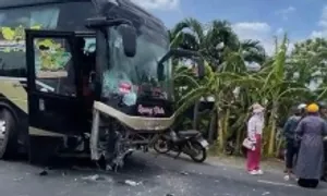 Hai người tử vong sau cú tông ôtô khách