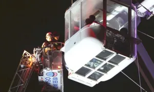 Khách mắc kẹt 9 giờ trên không vì sét đánh trúng vòng đu quay